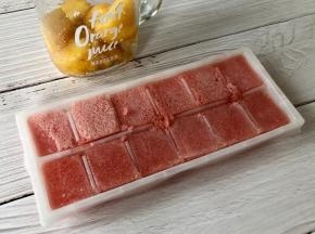 把冻好的西瓜冰脱模。