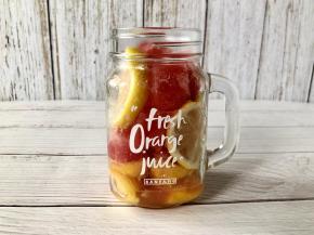 在玻璃杯壁上贴上柠檬片，然后用西瓜冰块填满玻璃杯。