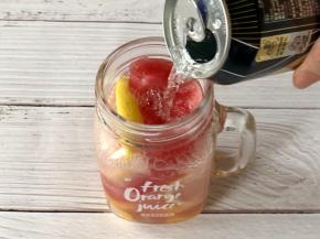 往玻璃杯中倒入苏打水，听着这滋滋的气泡声就感觉清爽无比。