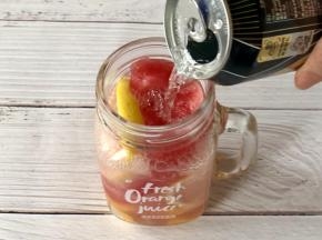 往玻璃杯中倒入苏打水，听着这滋滋的气泡声就感觉清爽无比。