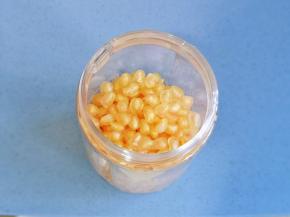 放入果汁杯中，加入养乐多。