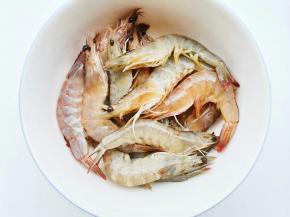 鲜虾洗净去虾须虾线，