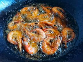 锅中多加点油烧热，放入虾炸至金黄捞出。