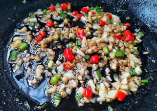 锅留底油，炒香葱蒜小米椒，