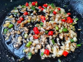 锅留底油，炒香葱蒜小米椒，