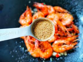 加1勺椒盐，翻炒均匀。