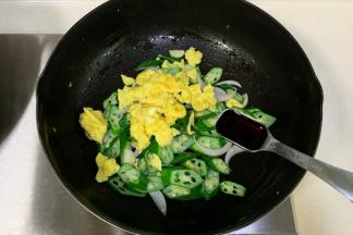 倒入炒好的鸡蛋，加入1勺生抽和1勺蚝油炒匀即可出锅。