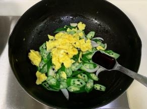 倒入炒好的鸡蛋，加入1勺生抽和1勺蚝油炒匀即可出锅。