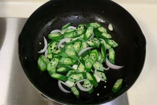 倒入切好的秋葵翻炒片刻。
