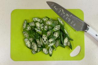 秋葵冲洗净，斜切。