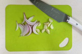 用刀把洋葱切丝，独蒜去皮切瓣。