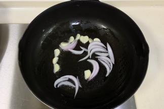 继续倒入少许油，加入蒜瓣爆香，下入洋葱翻炒。