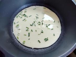 倒入一大勺面糊，转动一下锅，让面糊摊圆，比一个硬币厚点。每次舀面糊要兜底搅动，防止面粉沉淀在底部。