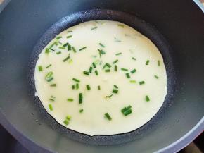 面糊凝固后，轻轻晃动一下锅，饼能轻松滑动，如果喜欢吃口感嫩一点的饼，这一步就可以了。不过我喜欢两面都煎一下。用锅铲从下插入到饼中间快速翻过来。当然如果你会颠锅，直接颠也行。