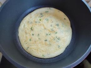 用锅铲轻轻压几下，煎一分钟左右，可以掀起一个角，看到底下那面微焦的，饼就好了。