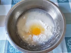 取一个大碗，加入面粉+鸡蛋+盐+水，鸡蛋最好是2个，我家只剩1个鸡蛋了。面糊要搅到完全没有干粉，能轻松流动的。