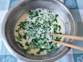 然后加入葱花再搅拌均匀。先搅好面糊再加葱花，这样防止面粉塞在葱花中，有小粉疙瘩。