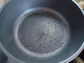 不粘锅刷一层薄油。小火加热。