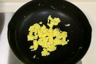 锅热倒入食用油，倒入鸡蛋液，炒熟盛出。