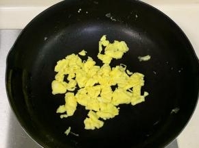 锅热倒入食用油，倒入鸡蛋液，炒熟盛出。