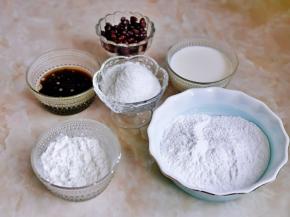 准备食材并称重，开水加入红糖锅中将红糖化开。