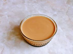 再加入椰汁搅拌均匀。