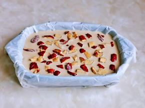 器具中垫上油纸，倒入糯米粉糊，红枣去核切小块，撒在上面即可。