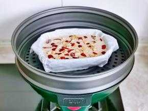 入蒸锅，隔水蒸，烧开后转中火蒸30分钟，焖2分钟。