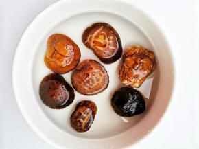 干香菇提前泡发洗净。