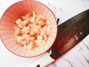 鸡肉洗净切丁，