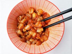 加入姜末，1勺料酒，2勺生抽，半勺老抽，1勺蚝油，1勺蚝油，搅拌均匀腌制20分钟左右。