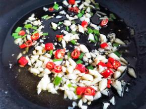 爆香葱蒜小米椒，