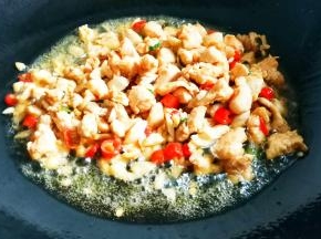 加入鸡胸肉丁，炒至变白，