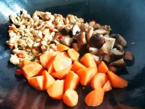 加入香菇胡萝卜，