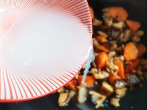 淋入半碗水淀粉，