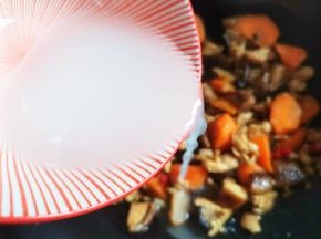淋入半碗水淀粉，