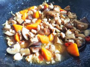 大火煮至收汁。