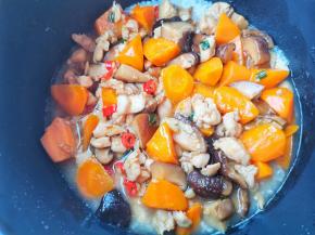 倒入炒好的鸡肉香菇，