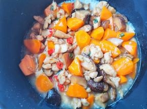 倒入炒好的鸡肉香菇，