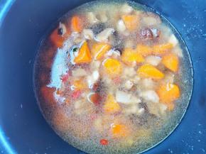 加入超出食材一点点的水（泡香菇的水加进去），开启煮饭模式，跳保温后再焖5分钟，