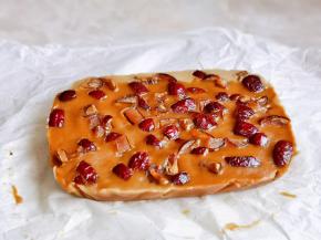 撕掉油纸晾凉。