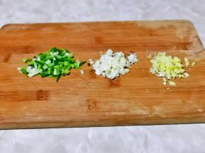 葱姜蒜去皮切碎。