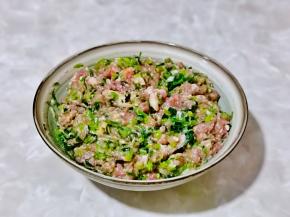 猪肉放入绞肉机中，绞成肉糜，放入器具中，加入所有调味料，搅拌均匀即可。