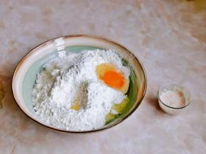 首先和面哈，因为要发酵，面粉中加入白砂糖，鸡蛋，酵母粉加入少量水化开。