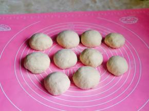 面团发酵好后分成等份的小面团揉圆。