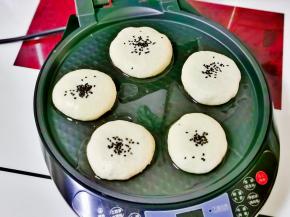 电饼铛中加入食用油，摆放上饼胚，间隔距离。