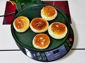 烙至两面金黄即可，依次烙好。