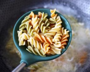 2.锅中倒入适量的清水，把彩色意面放入锅中