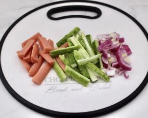 3.大火煮沸后转小火煮熟，捞出过冷水备用