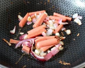 5.锅中倒入橄榄油烧热，先炒香洋葱碎